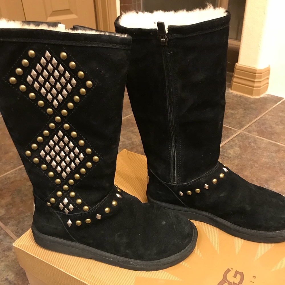 UGGS - Picture 2 of 3
